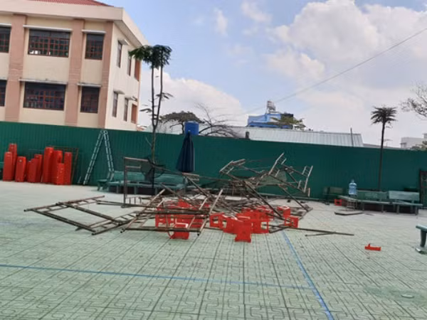 TP.HCM: Sập giàn giáo khi đang làm lễ 20/11, 15 học sinh bị thương