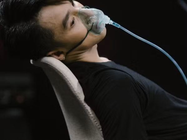 Sơn Tùng thở ô-xy trong hậu trường "Sky Tour" tại Đà Nẵng khiến fan xót xa