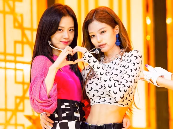 Thật không ngờ Jisoo, Jennie bắt đầu tình bạn từ một nơi “rất gì và này nọ”