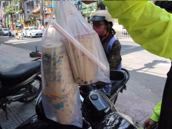 Chuyện gây tranh cãi: Chàng trai ngất xỉu vì đi mua trà sữa cho bạn gái giữa trưa nắng