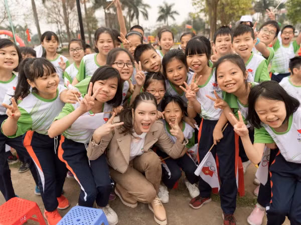 Lý Nhã Kỳ trẻ trung, thân thiện tại giải chạy hưởng ứng ASIAD 18