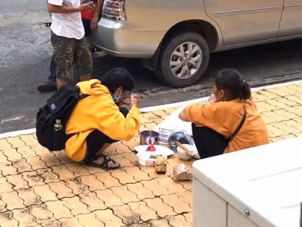 Bữa cơm trưa ăn vội của nữ sinh cùng mẹ giữa sân trường trong ngày đầu nhập học
