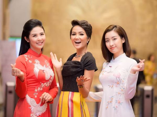 Hoa hậu Ngọc Hân chúc mừng H'Hen Niê trở thành “gương mặt tiêu biểu của năm 2018”