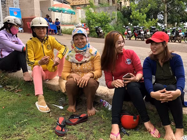 Kết sui gia trong lúc chờ con thi