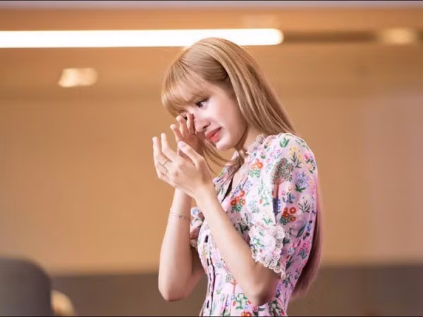 Cư dân mạng không thể không lo lắng khi Lisa làm điều này trong concert mới nhất