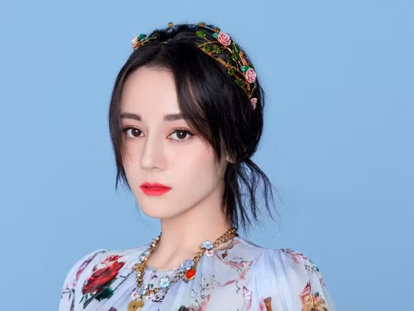 Địch Lệ Nhiệt Ba bất ngờ xoay chuyển được tình thế nhờ vụ việc Dolce & Gabbana 