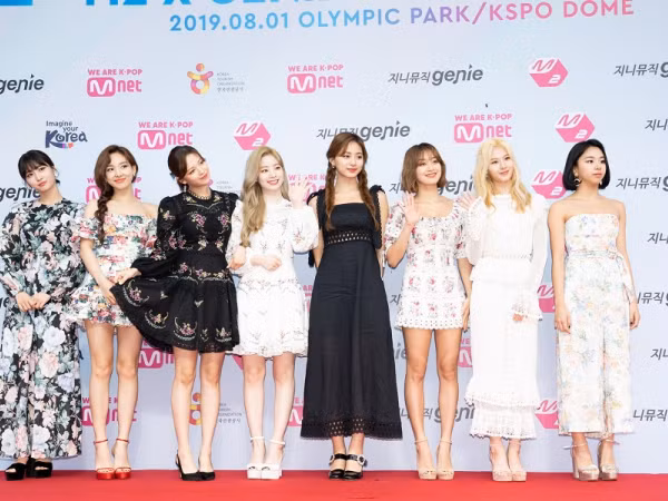 Sau màn gặp bọ trên thảm đỏ, TWICE lại ghi điểm với hành động này ở MGMA 2019
