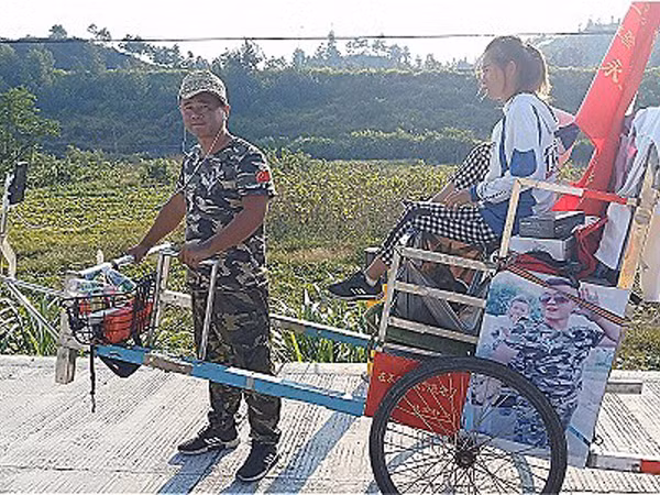 "Người chồng quốc dân" kéo xe đưa vợ vượt hàng ngàn cây số để tới điểm du lịch