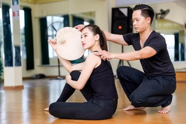 Hoàng Thu Thảo tập luyện cho Hoa hậu Châu Á Thái Bình Dương