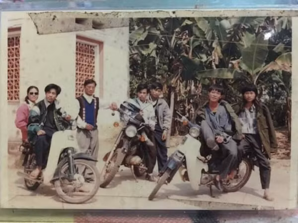 Giới trẻ thi nhau khoe xe của "rich kid" ngày nào và câu chuyện bố “cưa đổ” mẹ