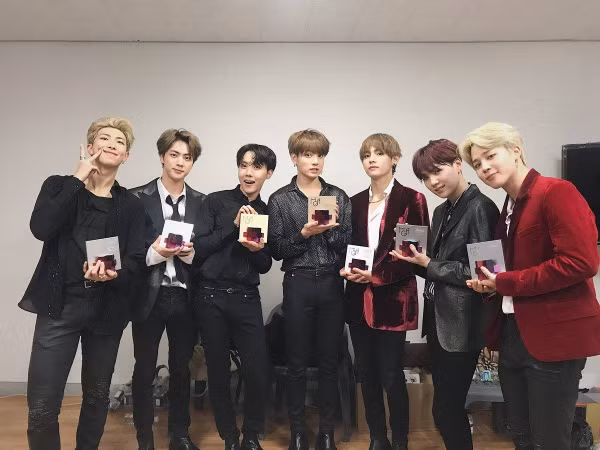 Chỉ trong một ngày, BTS bội thu thành tích từ nhạc số đến bán album