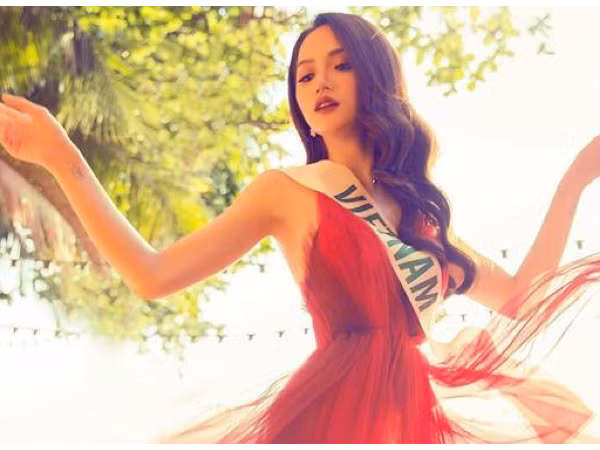 Sát giờ diễn ra đêm chung kết "Hoa hậu chuyển giới", Hương Giang Idol bất ngờ cập nhật trạng thái 