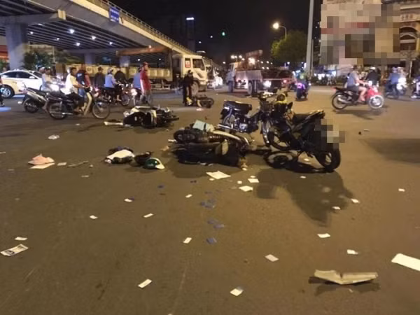 "Cái chết của người khác”: Dòng trạng thái ám ảnh sau vụ ô tô BMW tông hàng loạt xe máy