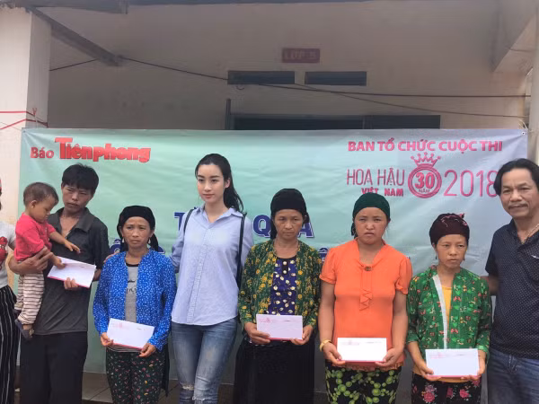 Hoa hậu Đỗ Mỹ Linh tham gia đoàn cứu trợ đồng bào miền Bắc bị mưa lũ