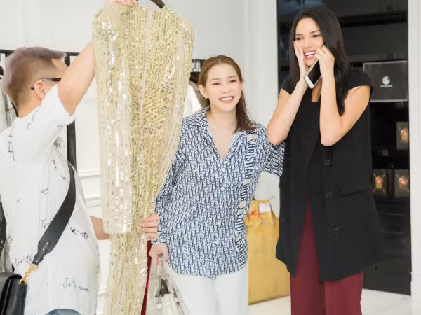 Hoa hậu Siêu quốc gia 2018 đi thử trang phục dạ hội của NTK Chung Thanh Phong