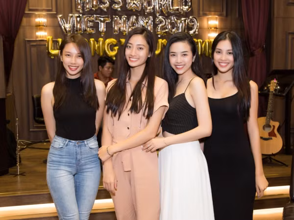 Tiểu Vy cùng dàn người đẹp ăn mặc giản dị đến chúc mừng sinh nhật Tân Hoa hậu Lương Thùy Linh