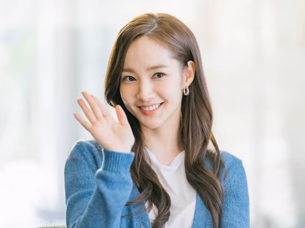 Đừng nghĩ thư ký Kim giản dị, cô nàng sở hữu toàn đồ hàng hiệu đấy nhé!