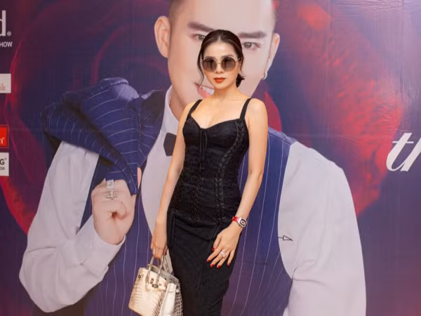 Lệ Quyên xách túi Hermes tiền tỷ tới mừng liveshow Quang Hà
