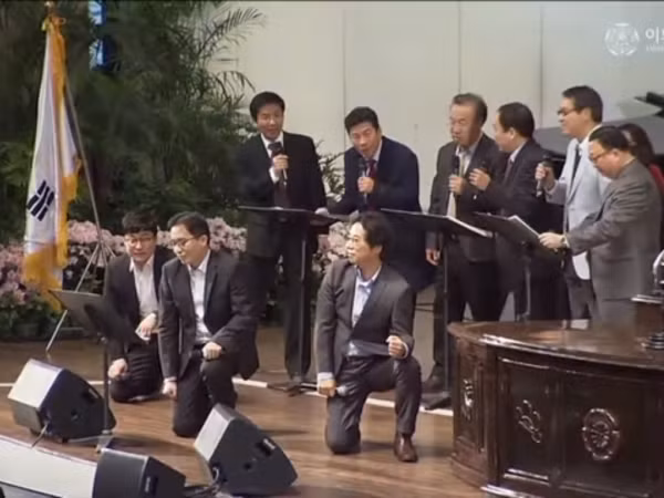 Cười ngả nghiêng với bản cover hit “Growl” (EXO) của các giáo sư Đại học ở Hàn Quốc