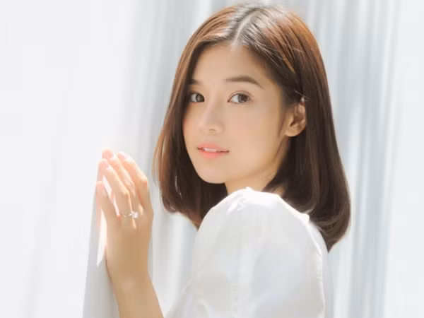 Fan hoang mang trước loạt ảnh Hoàng Yến Chibi đeo nhẫn kim cương ở ngón áp út 