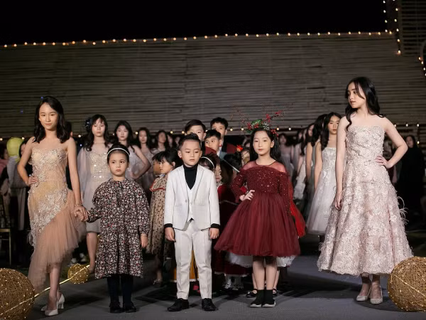Xuân Lan cùng học trò tổ chức show diễn Giáng sinh trong tiết trời se lạnh