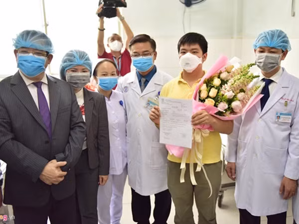 Bệnh nhân nhiễm virus corona ở TP.HCM vui mừng khi được xuất viện