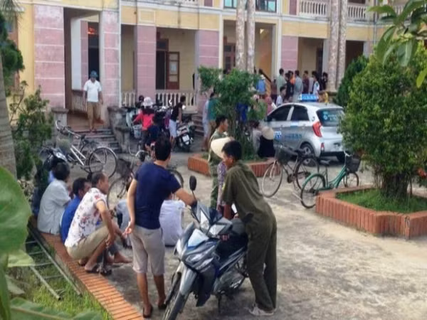 Thêm một vụ hiểu lầm bắt cóc 4 học sinh, hàng trăm người dân vây kín taxi bắt tài xế