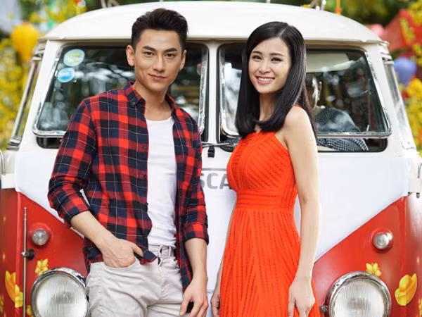 Isaac, Đông Nhi xuống phố rủ nhau đón Tết sớm, diện trang phục đỏ rực