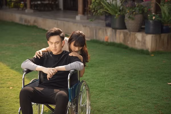 Ngồi xe lăn, Dương Triệu Vũ còn chứng kiến cảnh bạn thân "cướp" vợ trong MV mới