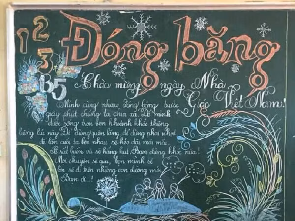 Thi đua vẽ báo tường trên bảng dịp kỉ niệm 20-11: Teen sáng tạo ra những tác phẩm "để đời"
