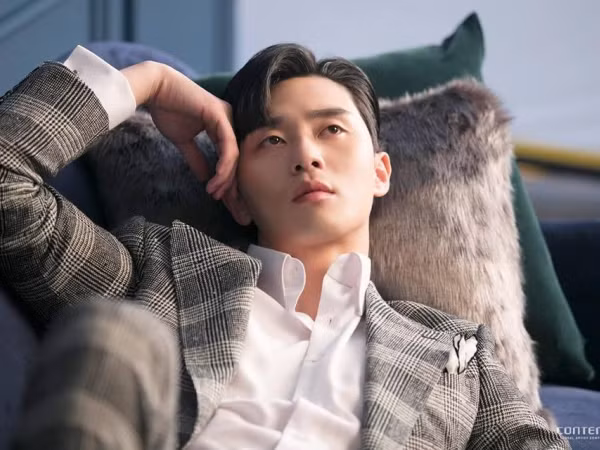 Park Seo Joon gây chú ý vì siêu chuyên nghiệp, tay không lúc nào rời kịch bản