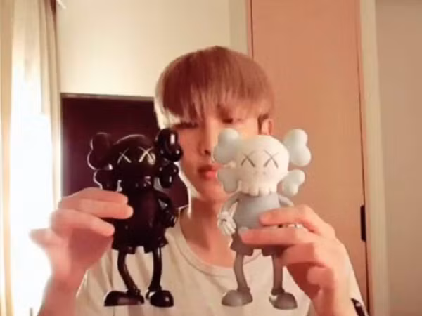 Giữa vô vàn đồ chơi xinh xắn, Rap Monster (BTS) chỉ thích búp bê kỳ quái đáng sợ mà thôi