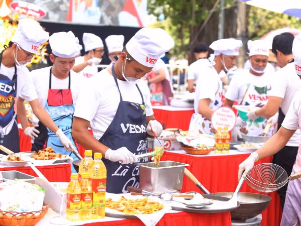 TP.HCM: 40 nam đầu bếp cùng Masterchef Thanh Cường thực hiện bữa trưa miễn phí cho hội chị em
