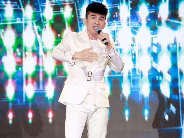 Đan Trường xuất hiện trẻ trung cùng loạt ca sĩ đàn em, cảm kích trước tình cảm của khán giả