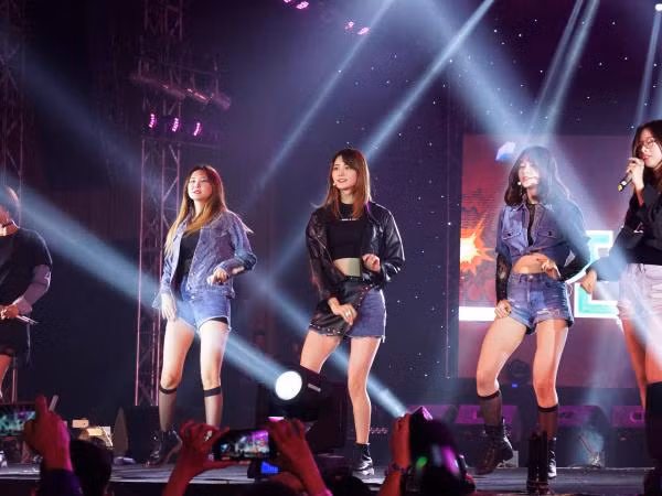 Góc của fan: "E-X-I-D dễ cưng nhất quả đất!" 