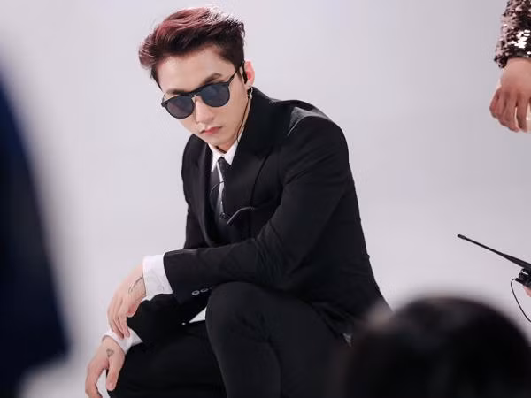 "Rụng tim" với loạt hình ảnh hóa thân thành vệ sĩ "cool ngầu" của Sơn Tùng M-TP 