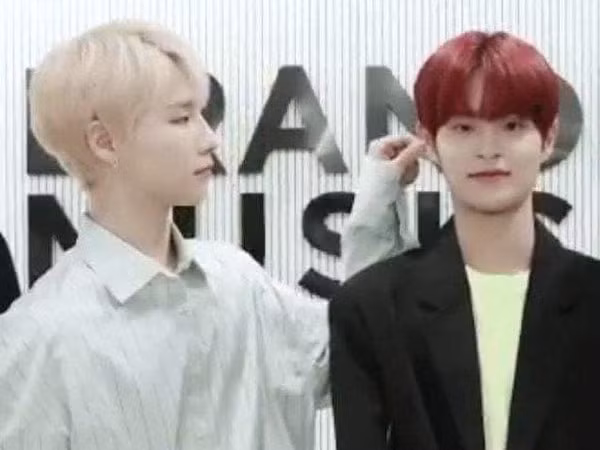Giờ thì fan đã hiểu vì sao Woong (AB6IX) lúc nào cũng muốn chạm vào tai Lee Daehwi