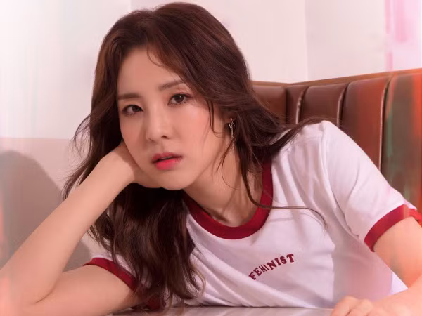 Bạn sẽ không muốn hẹn hò với người sinh đôi, sau khi nghe chuyện của Dara (2NE1)