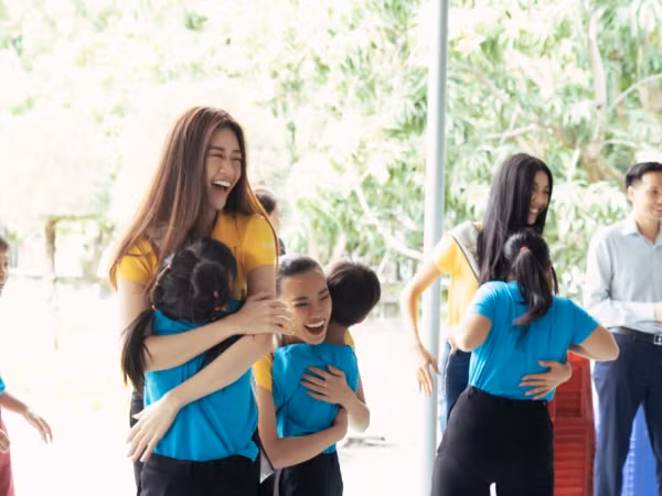 Hoa hậu Khánh Vân cùng các người đẹp HHHVVN đi từ thiện sau đêm đăng quang