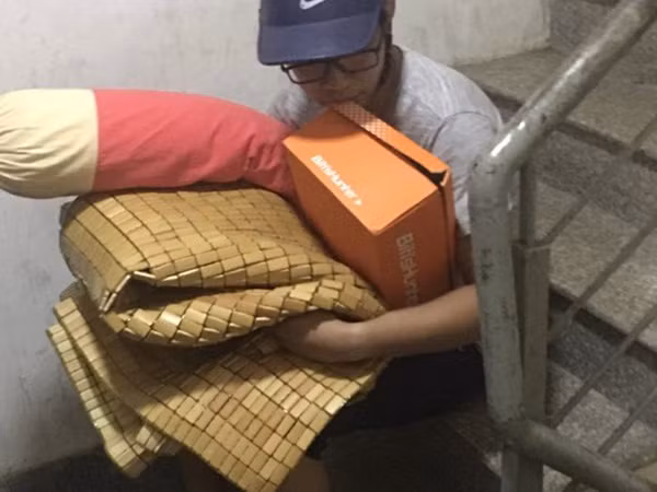 Nhậu về muộn bị vợ cho canh cửa, chồng đưa ra lời khuyên khiến ai cũng bật cười