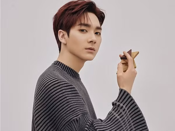 Aron (NU'EST) giúp cứu sống một em bé khi đang ở trên máy bay