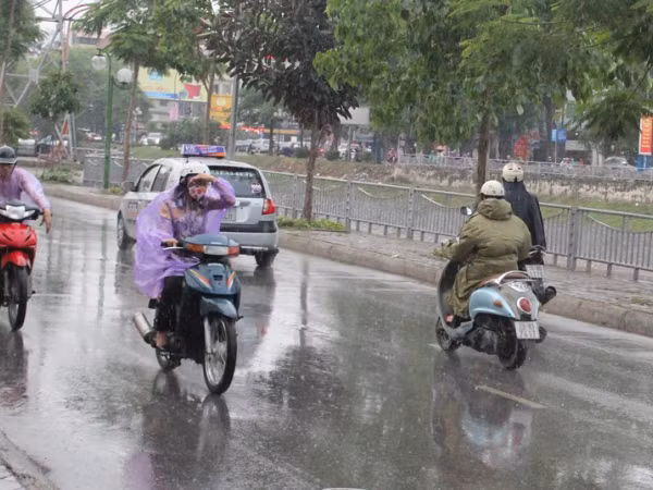 Teen miền Trung, miền Nam vất vả vì mưa lớn, teen miền Bắc được lôi đồ Đông ra mặc rồi!