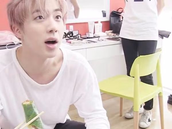 BTS thưởng thức ngon lành phở và gỏi cuốn Việt Nam