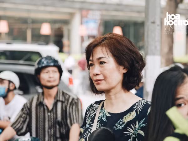 Những hình ảnh xúc động trong mùa thi: “Con cứ yên tâm, có cha mẹ ở đây rồi!”