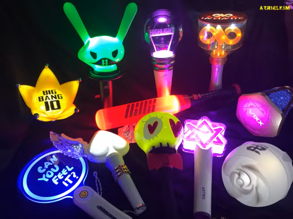 Lightstick đâu chỉ để cổ vũ, còn là đèn pin, cần câu cá và cả hoa cưới nữa 
