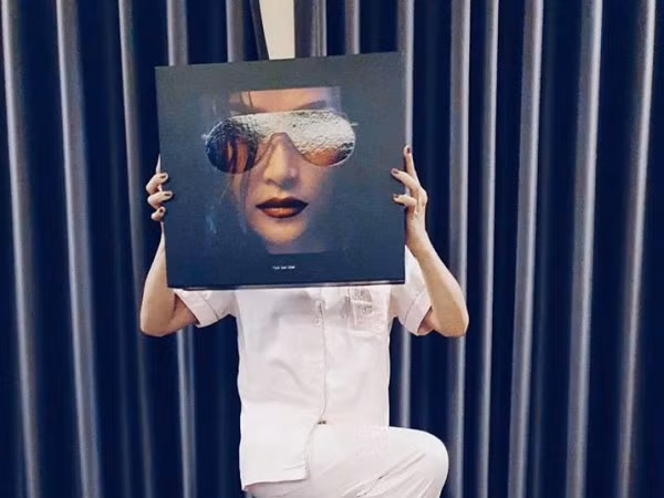 Bất ngờ với kích thức "khủng" của chiếc album có giá tới 2 triệu của Đông Nhi