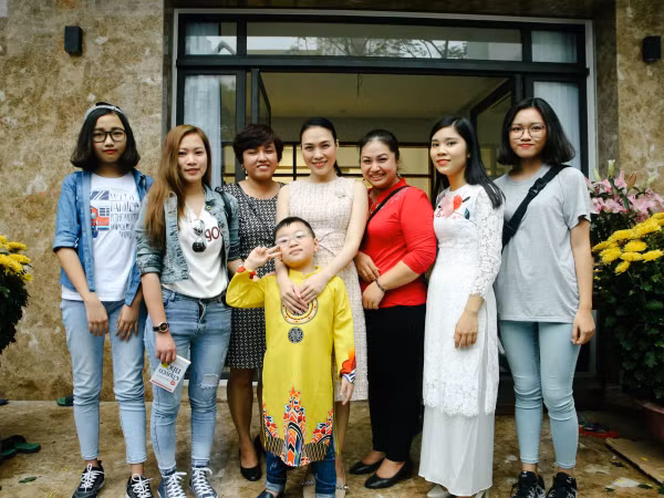 Ca sĩ Mỹ Tâm bất ngờ được fan nhí vượt đường xá xa xôi đến chúc Tết đầu năm