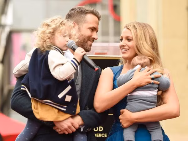 "Deadpool" Ryan Reynolds dắt vợ con đi gắn sao trên Đại lộ danh vọng