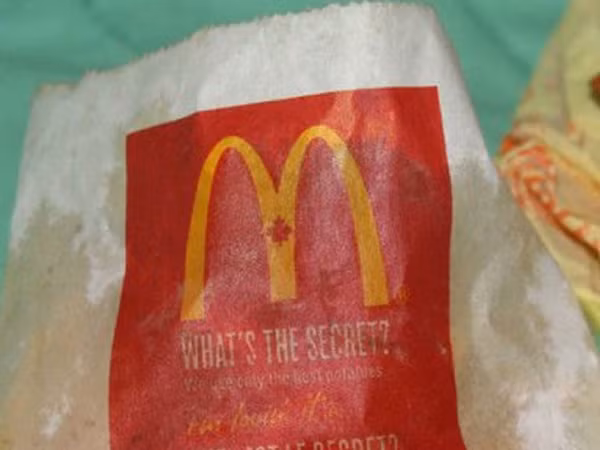 Bánh hamburger và khoai tây chiên đã để 6 năm được bán đấu giá trên eBay!