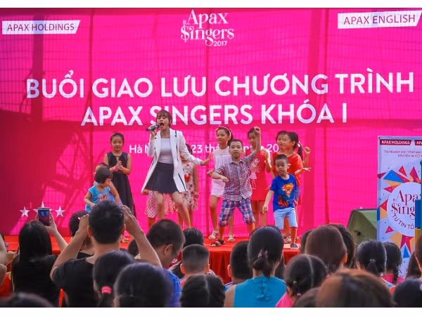 Huyền Anh Yoko sôi động cùng học viên Apax Singers trong buổi giao lưu